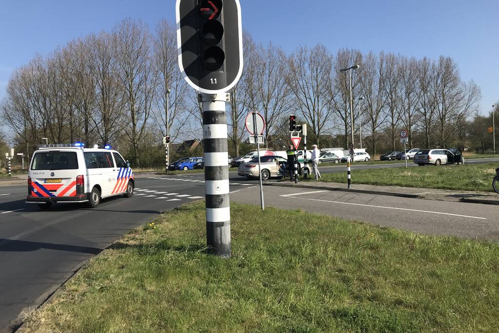 Schade na ongeval tussen twee auto's