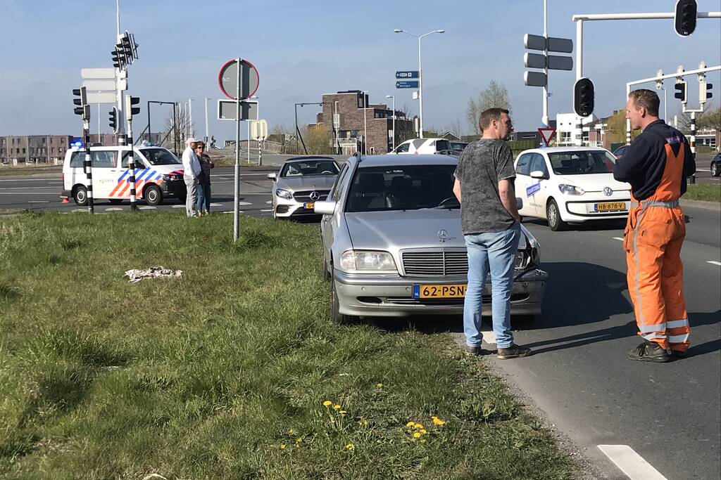 Schade na ongeval tussen twee auto's