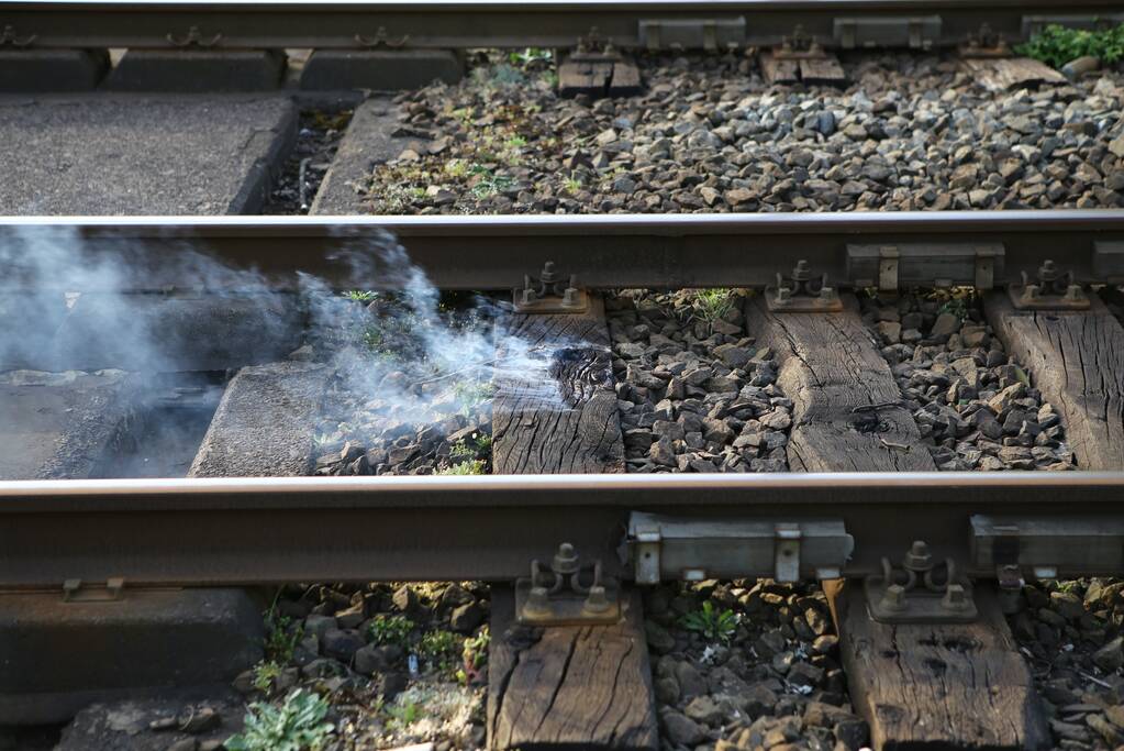 Treinverkeer tijdelijk gestremd door brandende spoorbiels
