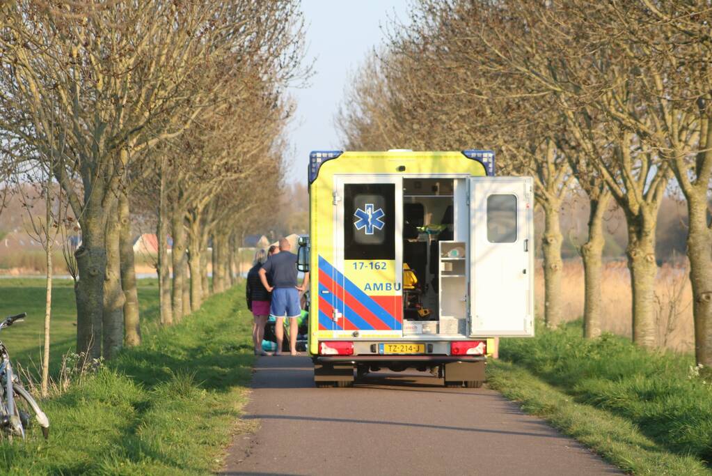 Voetganger zwaargewond na val