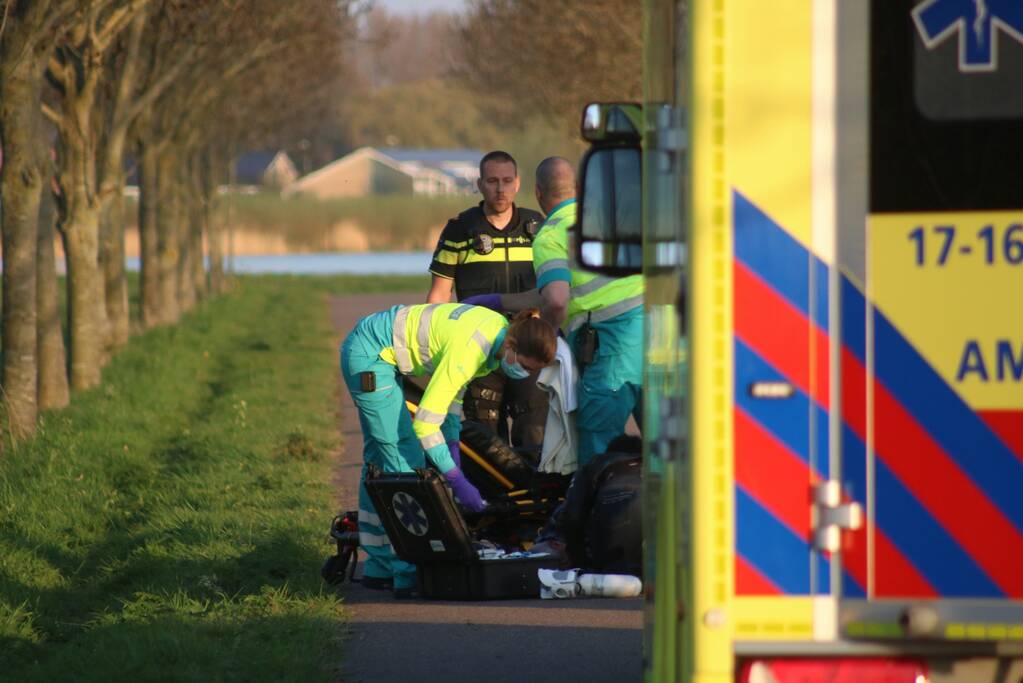 Voetganger zwaargewond na val