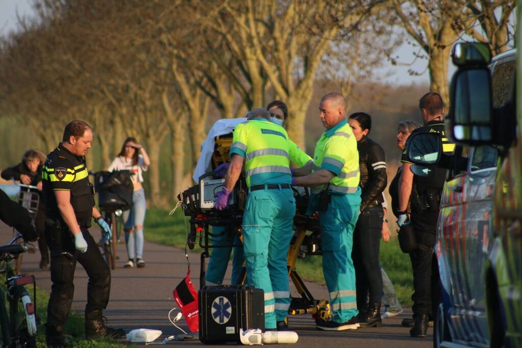 Voetganger zwaargewond na val