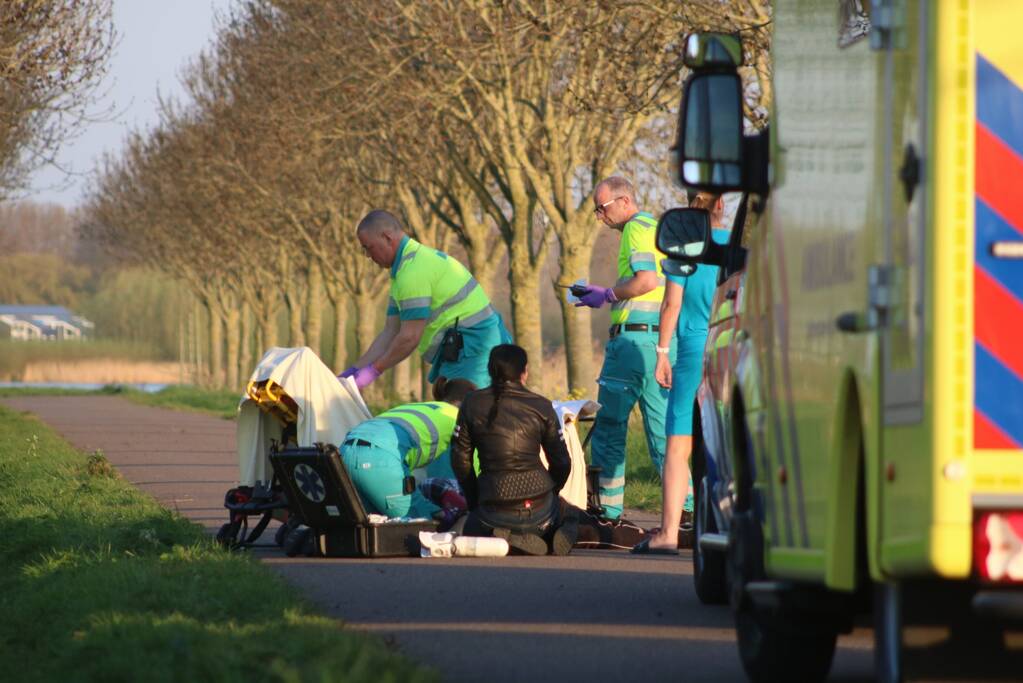 Voetganger zwaargewond na val