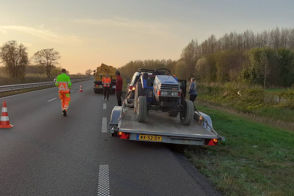 Wiel aanhangwagen vliegt in brand