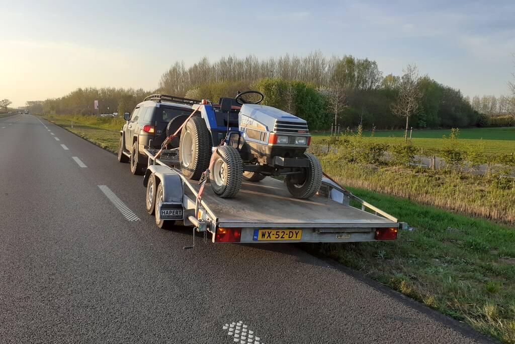 Wiel aanhangwagen vliegt in brand