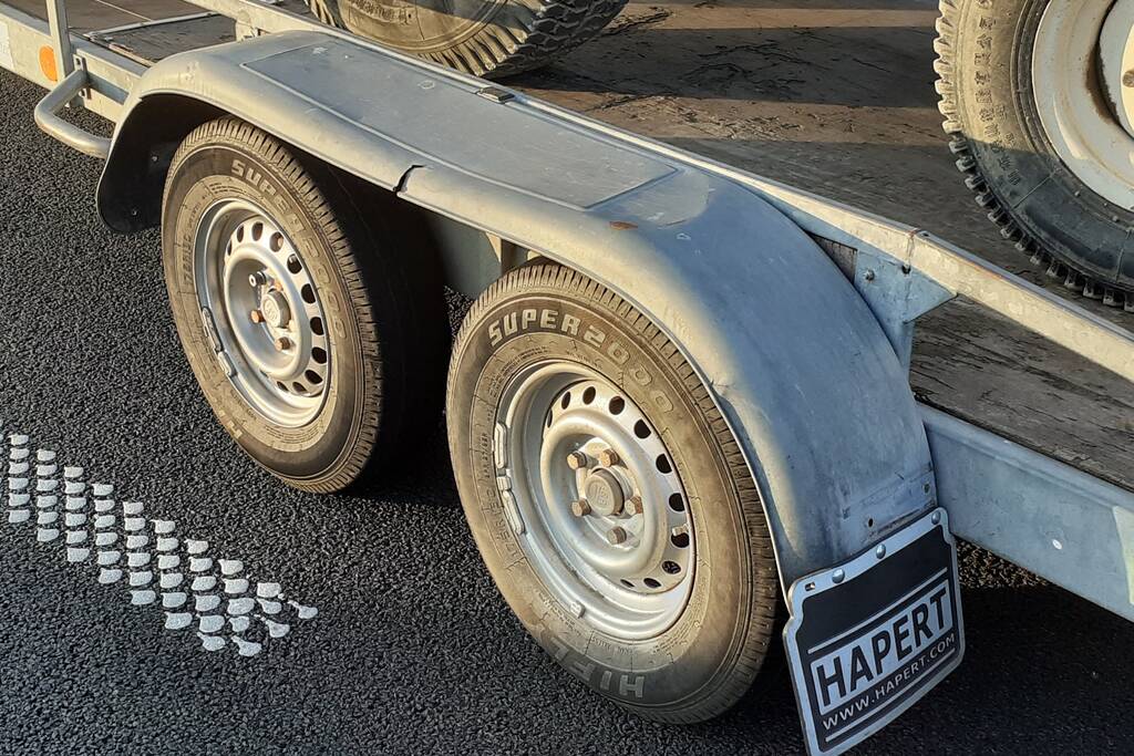 Wiel aanhangwagen vliegt in brand