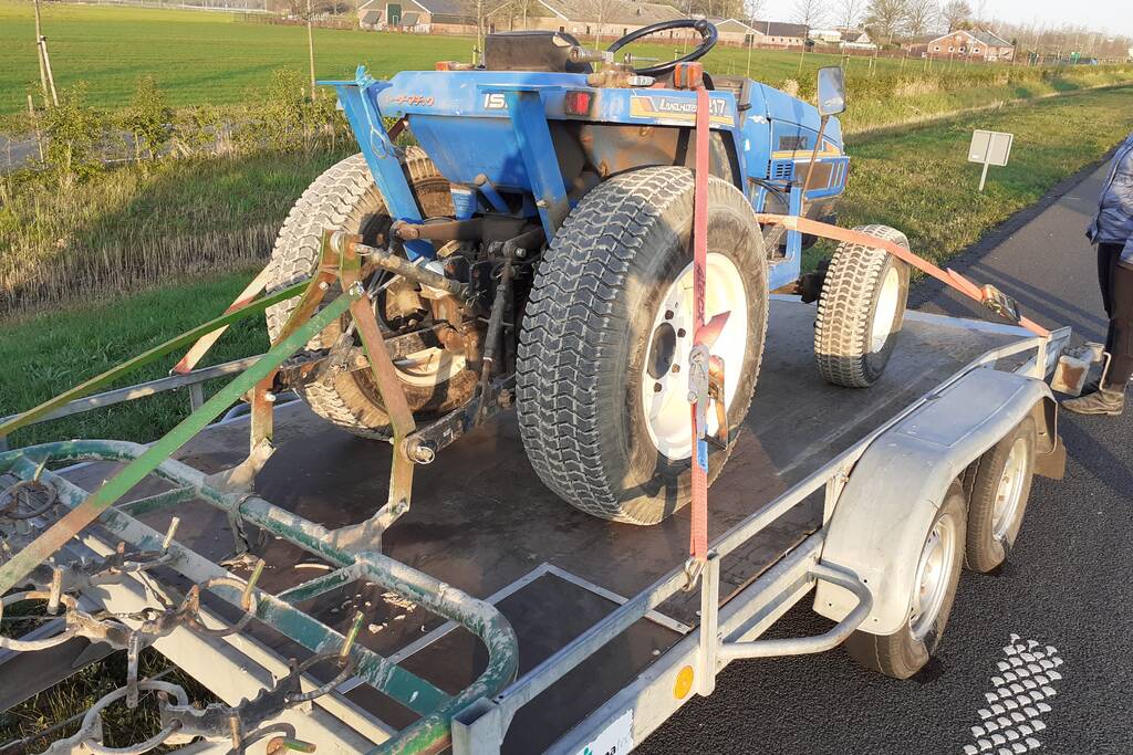 Wiel aanhangwagen vliegt in brand