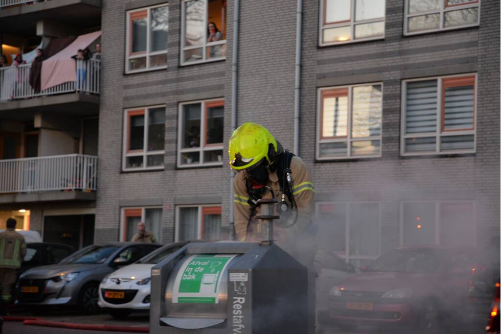 Forse rookontwikkeling bij ondergrondse containerbrand