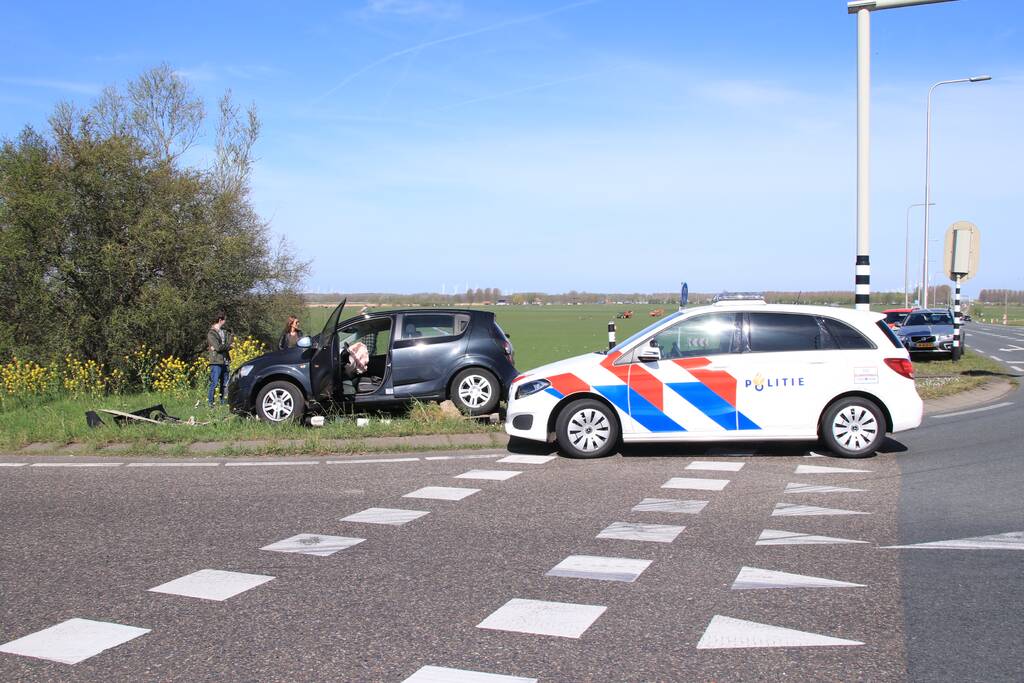 Automobilist rijdt verkeerslicht uit de grond