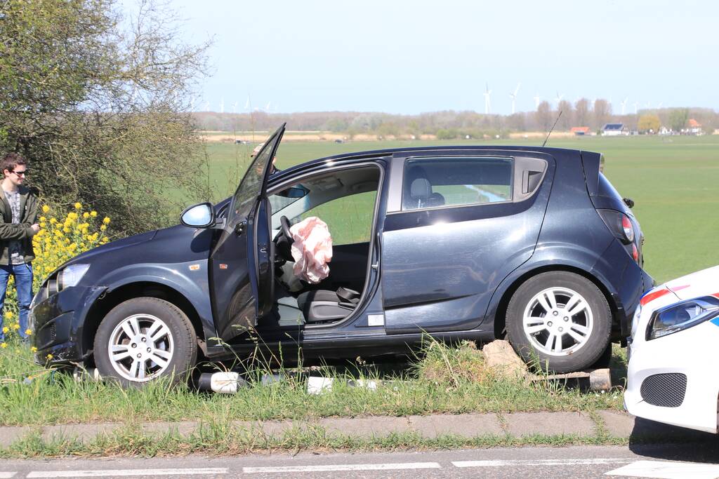 Automobilist rijdt verkeerslicht uit de grond