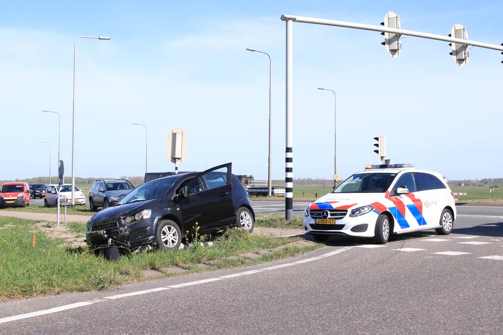 Automobilist rijdt verkeerslicht uit de grond