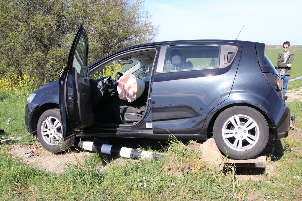 Automobilist rijdt verkeerslicht uit de grond
