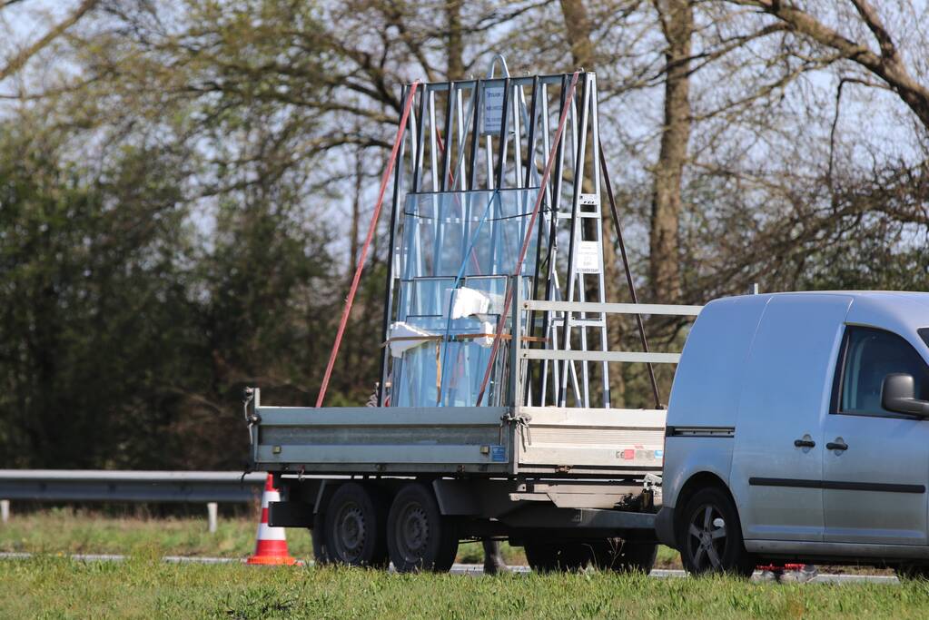 Snelweg bezaaid met glas door afgevallen lading