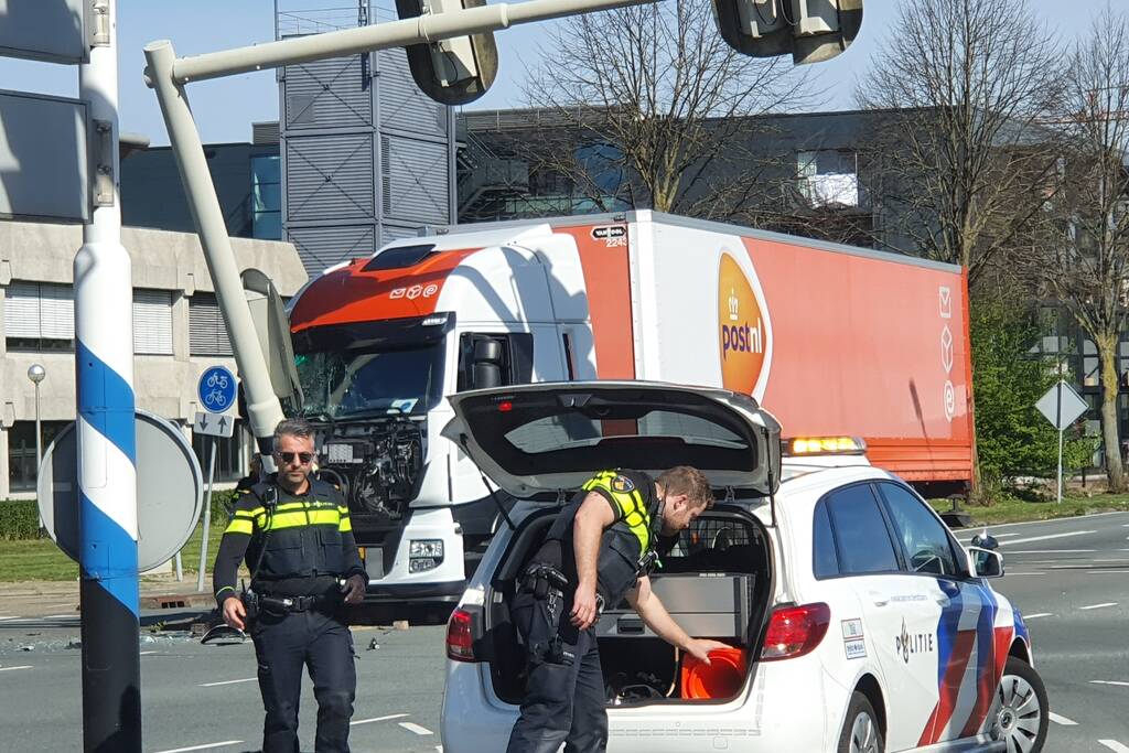 Vrachtwagen PostNL komt tegen verkeerslicht tot stilstand