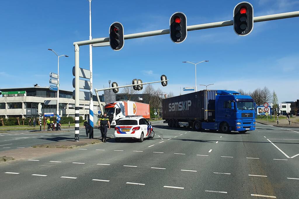 Vrachtwagen PostNL komt tegen verkeerslicht tot stilstand