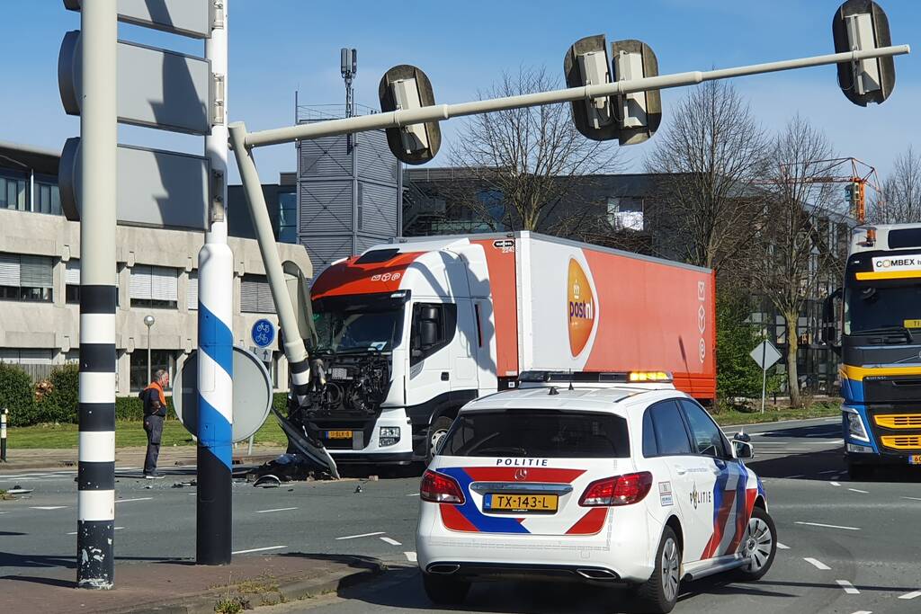 Vrachtwagen PostNL komt tegen verkeerslicht tot stilstand