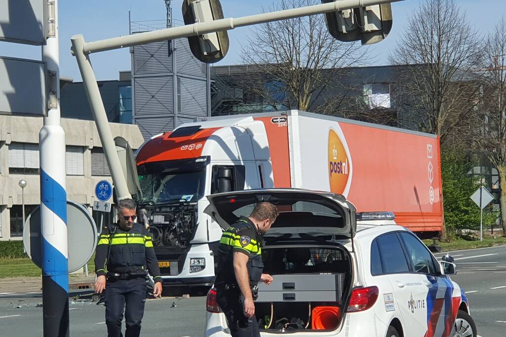 Vrachtwagen PostNL komt tegen verkeerslicht tot stilstand