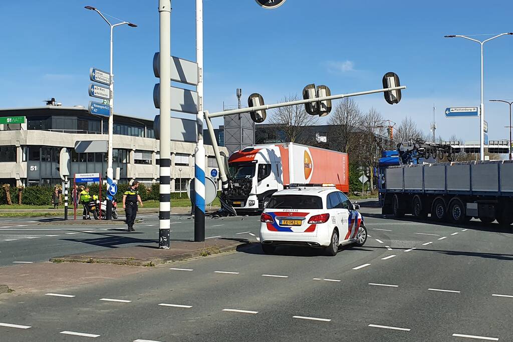 Vrachtwagen PostNL komt tegen verkeerslicht tot stilstand