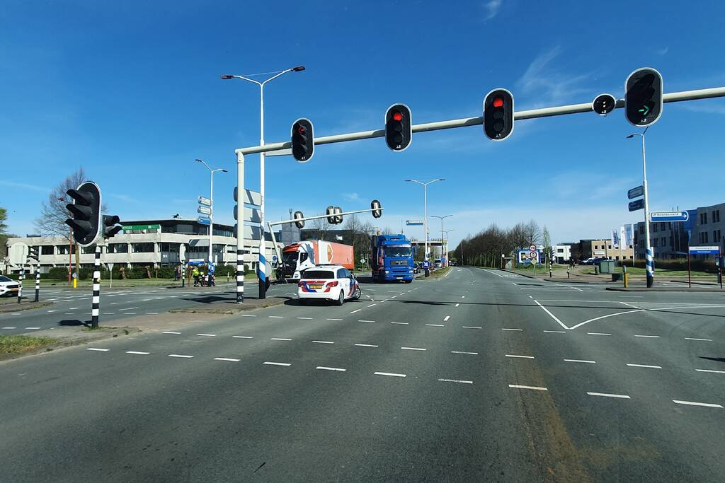 Vrachtwagen PostNL komt tegen verkeerslicht tot stilstand