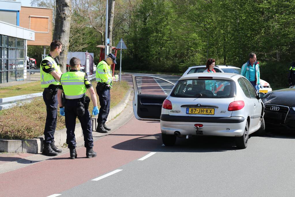 Auto's frontaal op elkaar gebotst