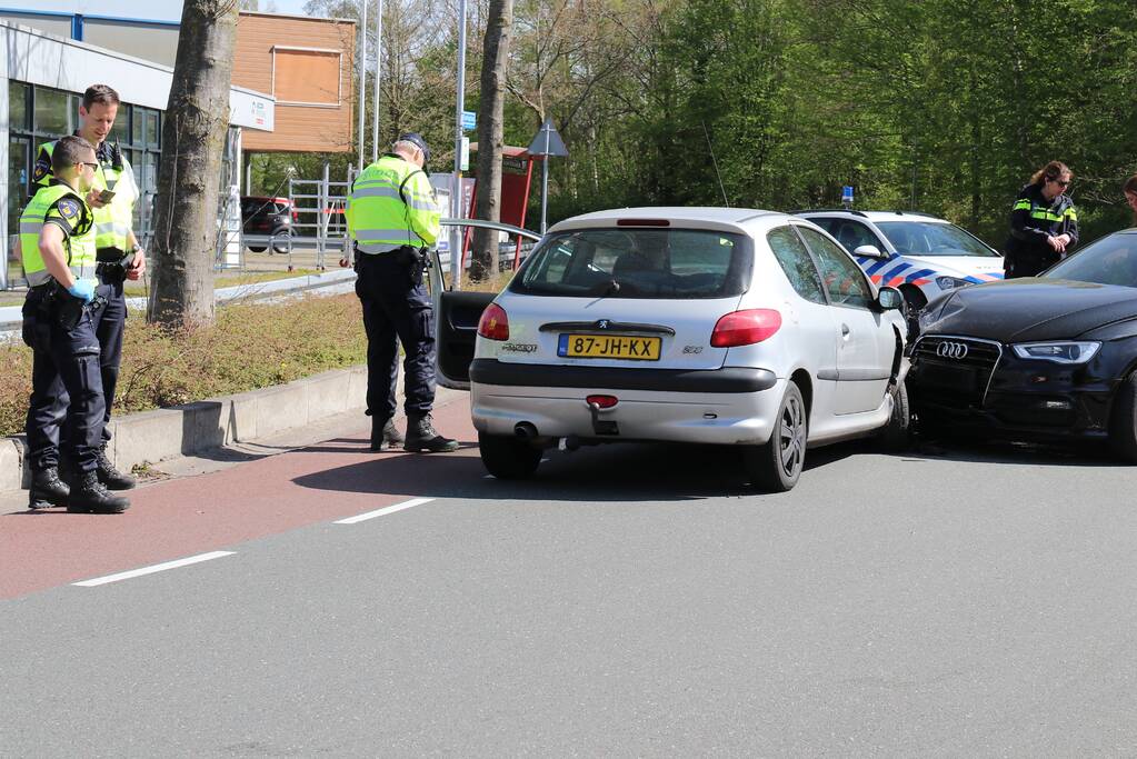 Auto's frontaal op elkaar gebotst