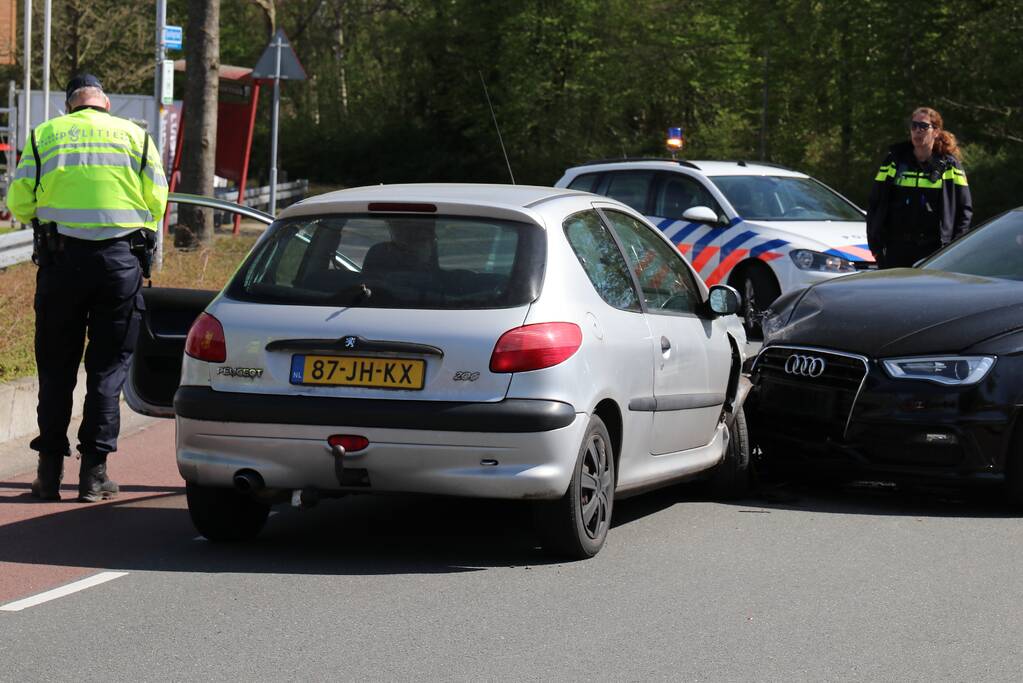 Auto's frontaal op elkaar gebotst