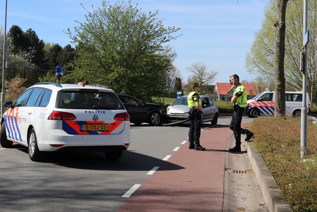 Auto's frontaal op elkaar gebotst