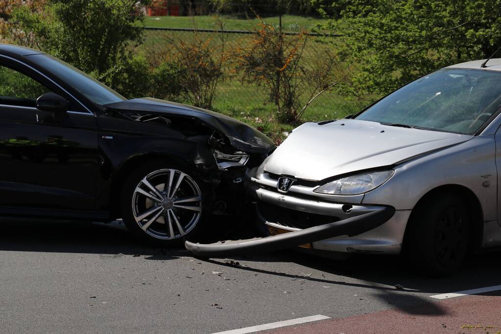 Auto's frontaal op elkaar gebotst