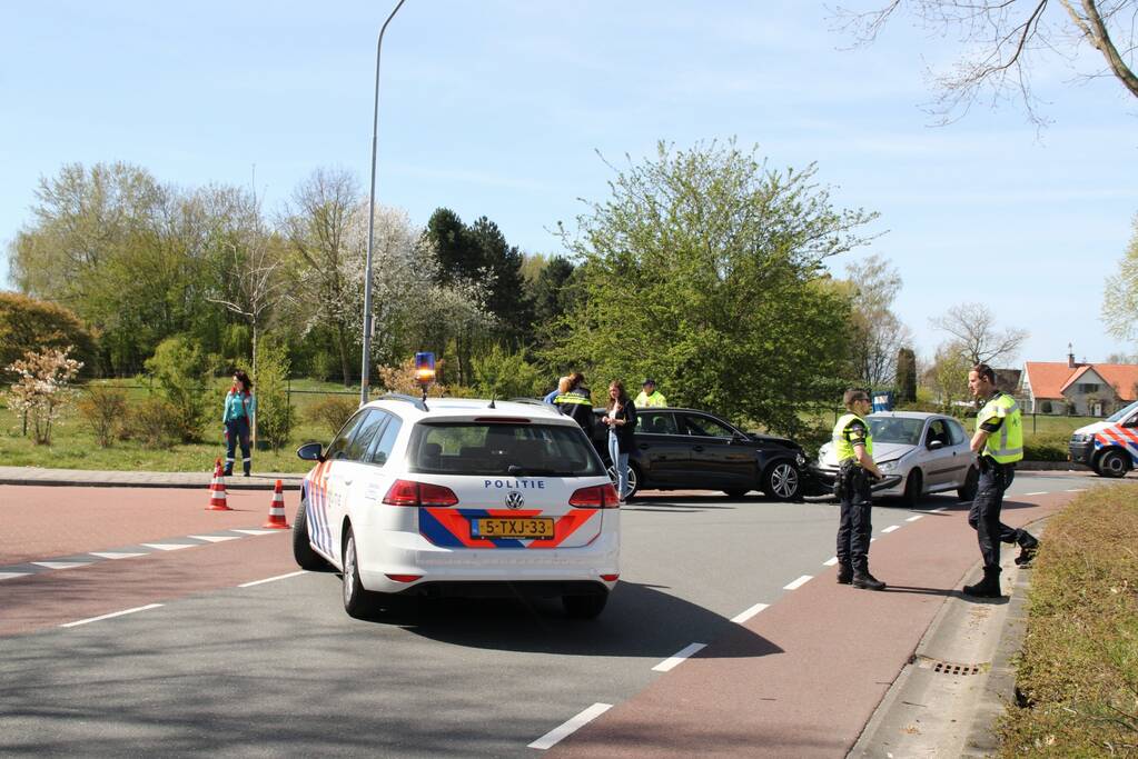 Auto's frontaal op elkaar gebotst