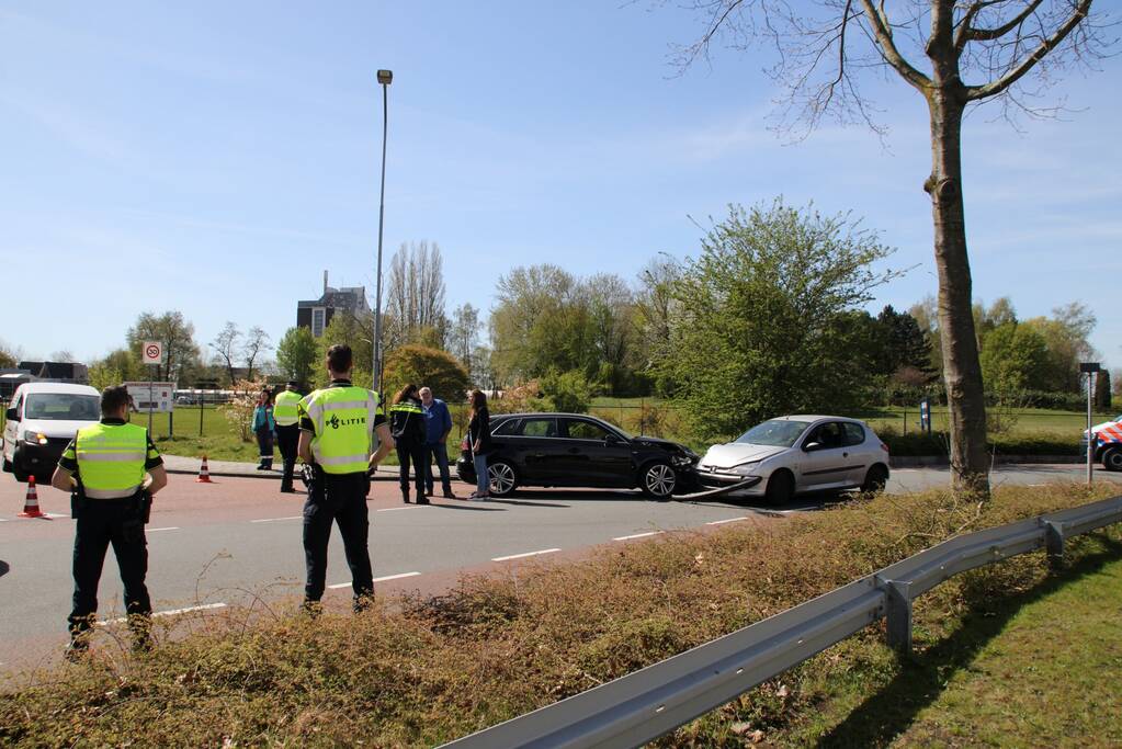Auto's frontaal op elkaar gebotst