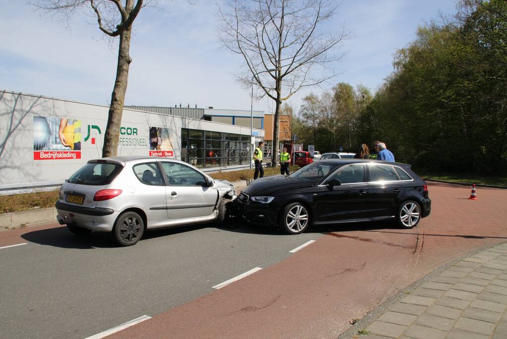 Auto's frontaal op elkaar gebotst
