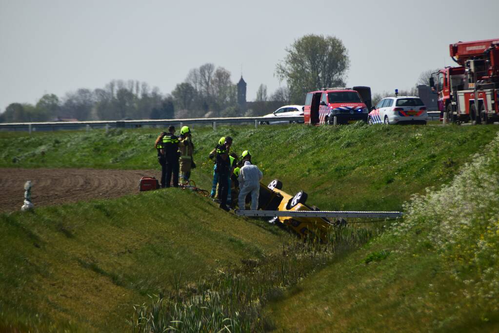 Auto te water geraakt, bestuurder overleden