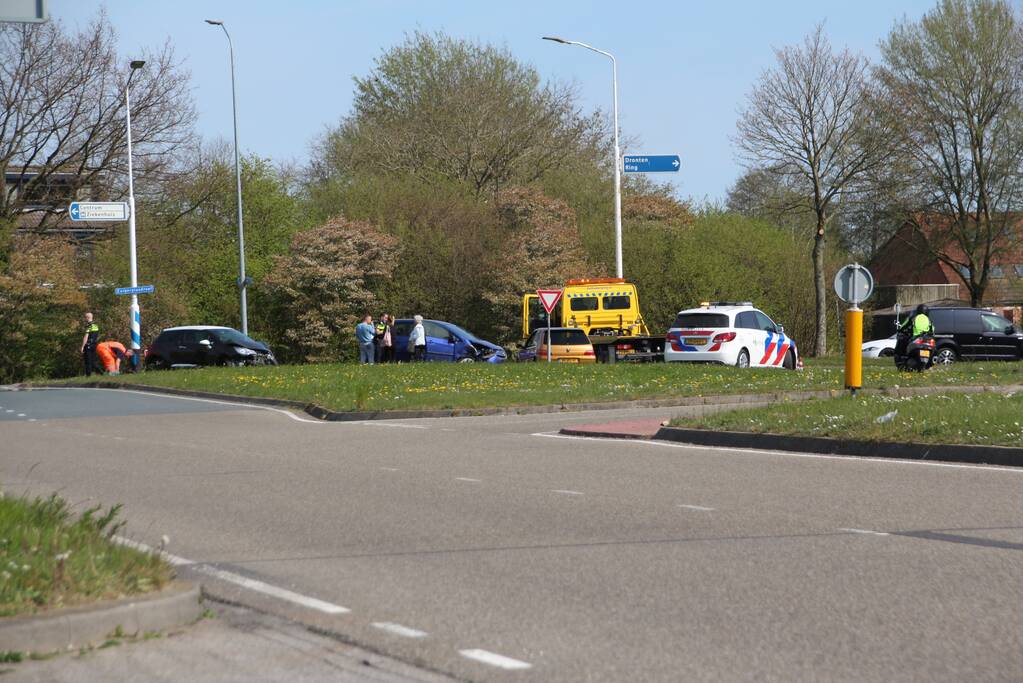 Twee auto botsen op kruising Zuigerplaspark