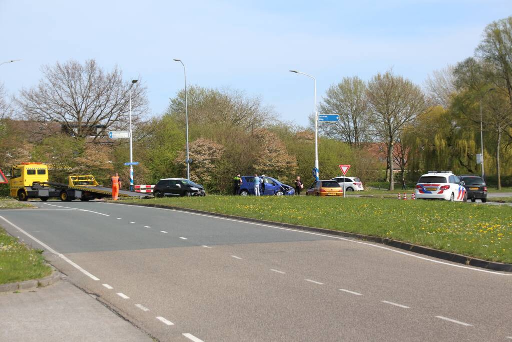 Twee auto botsen op kruising Zuigerplaspark