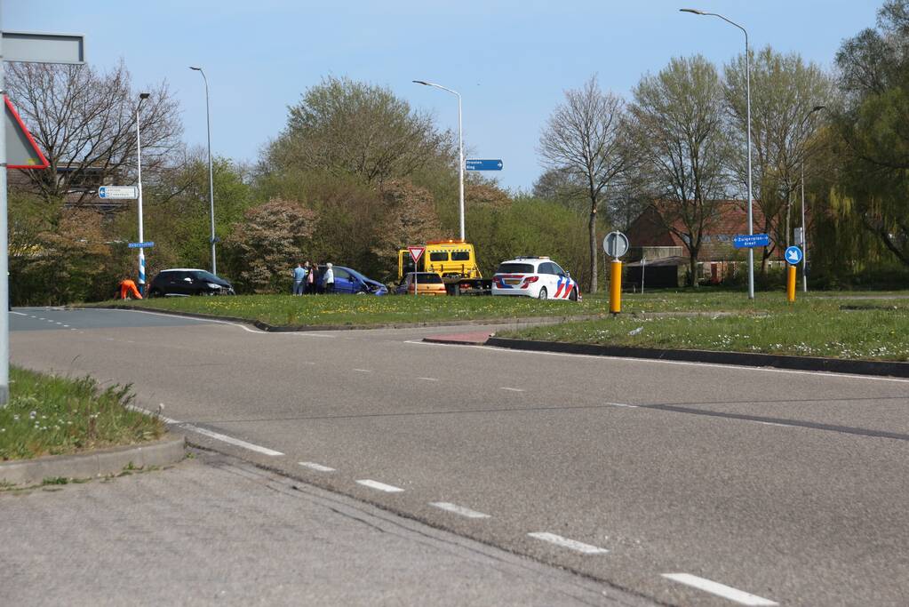 Twee auto botsen op kruising Zuigerplaspark