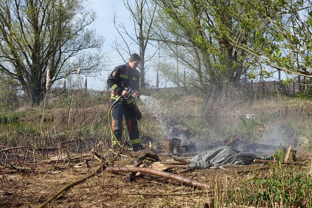 Stuk grasveld vat vlam