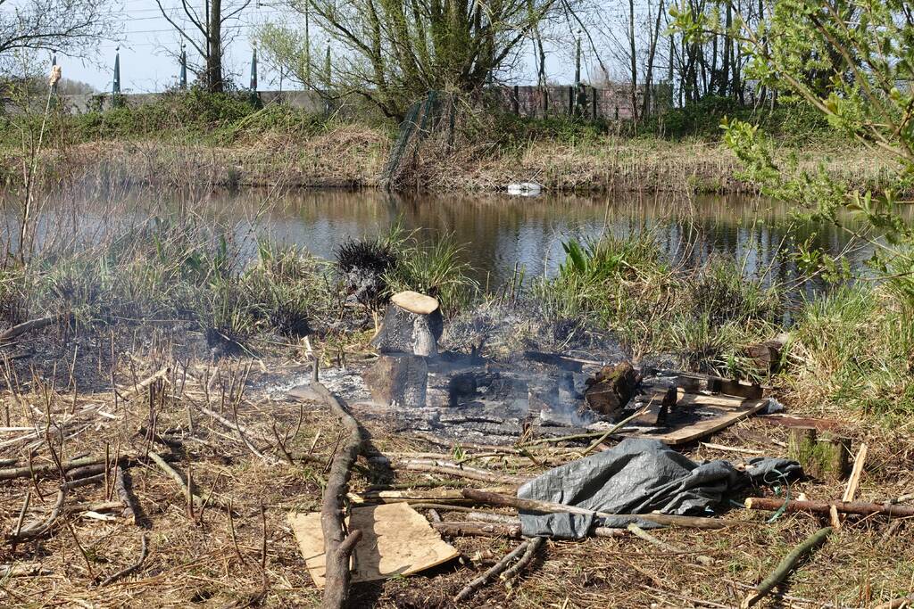 Stuk grasveld vat vlam
