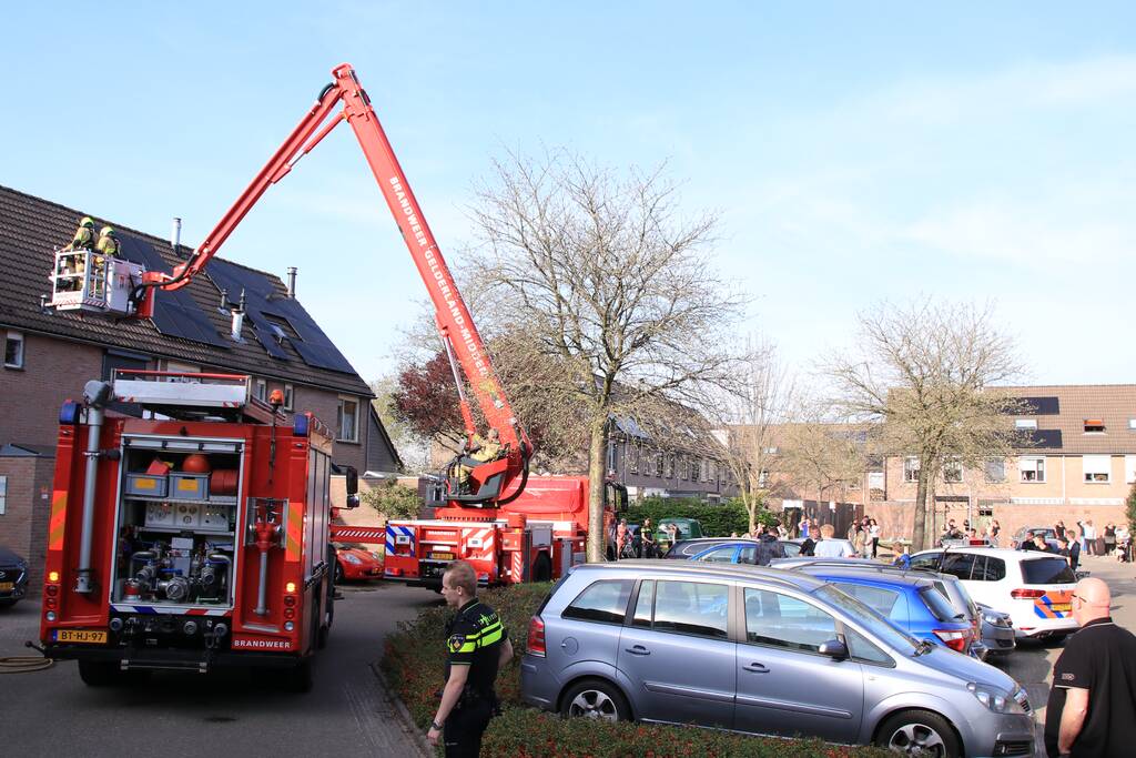 Wespennest wegbranden zorgde voor dakbrand