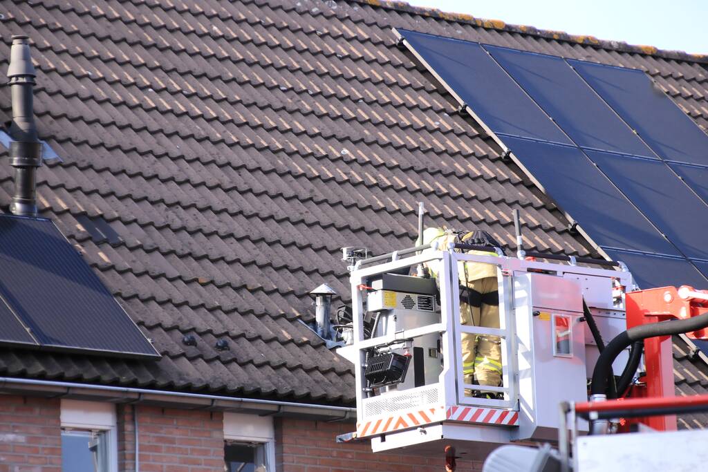 Wespennest wegbranden zorgde voor dakbrand