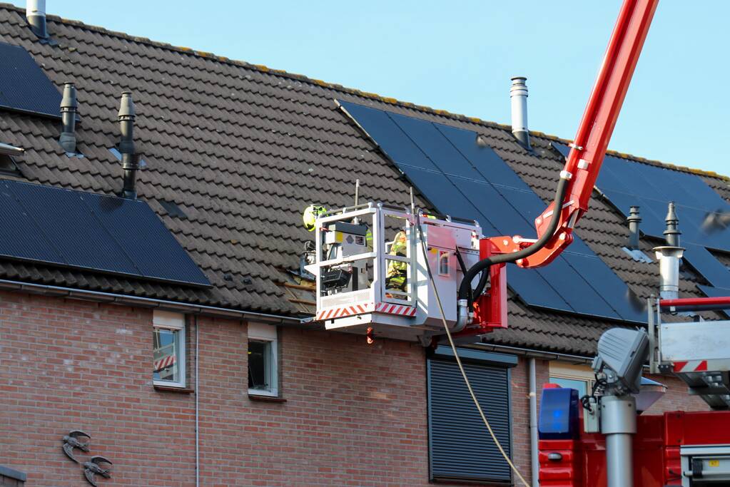 Wespennest wegbranden zorgde voor dakbrand