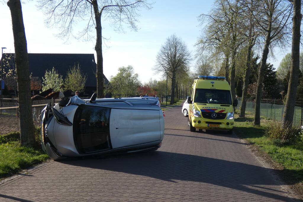 Automobilist belandt op zijkant