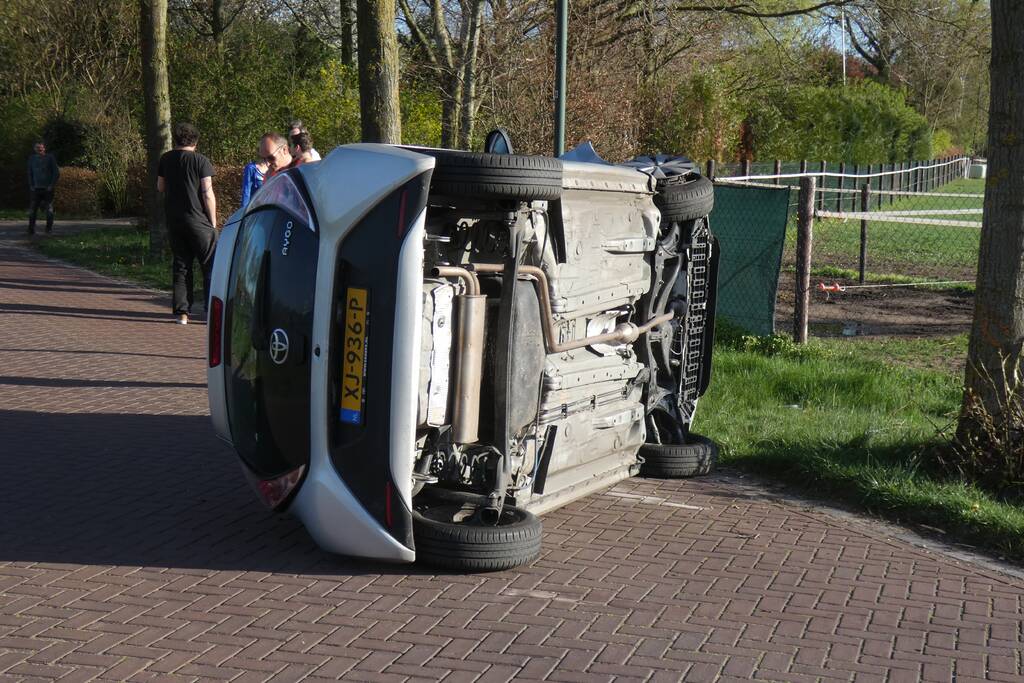 Automobilist belandt op zijkant