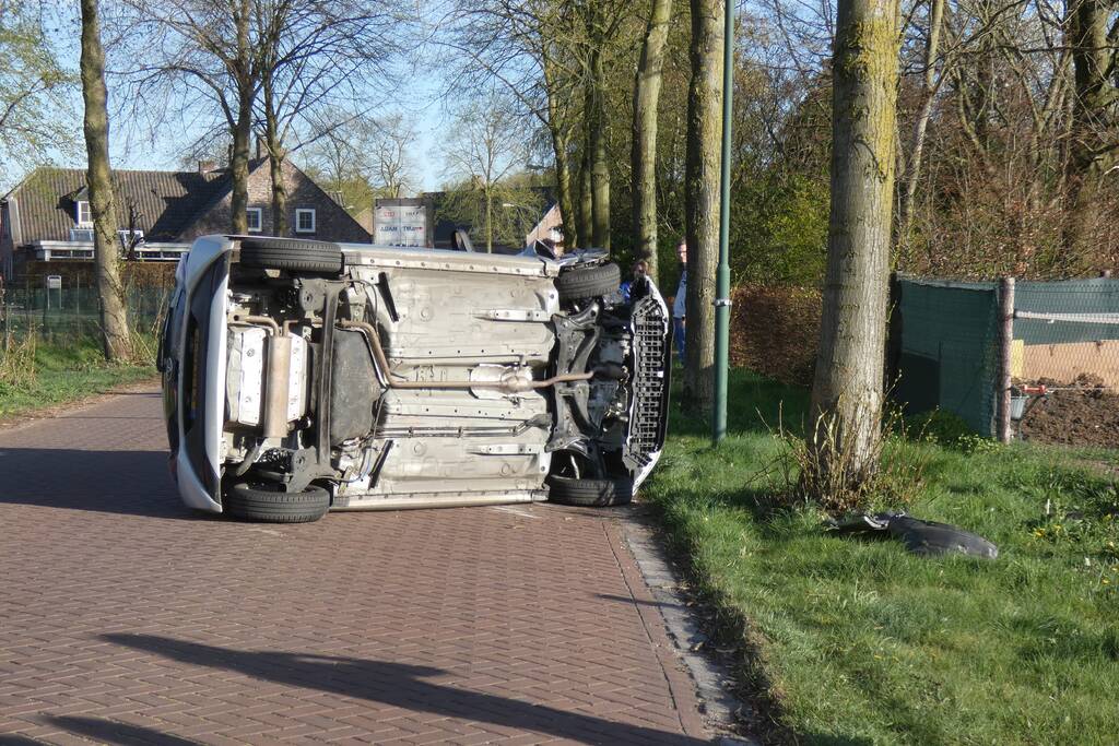 Automobilist belandt op zijkant