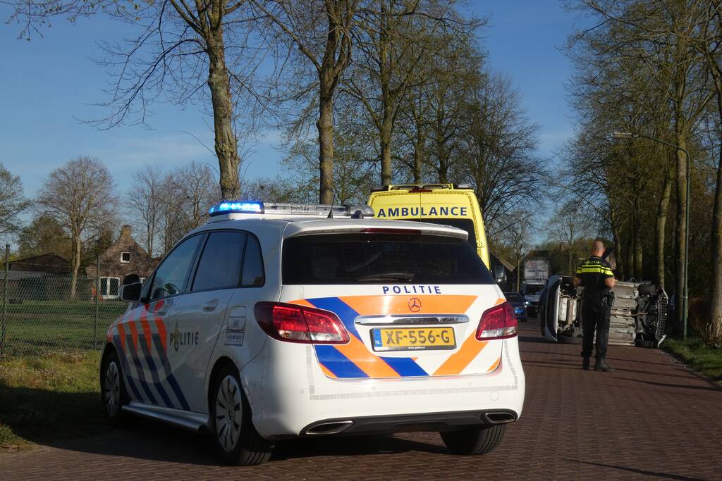 Automobilist belandt op zijkant