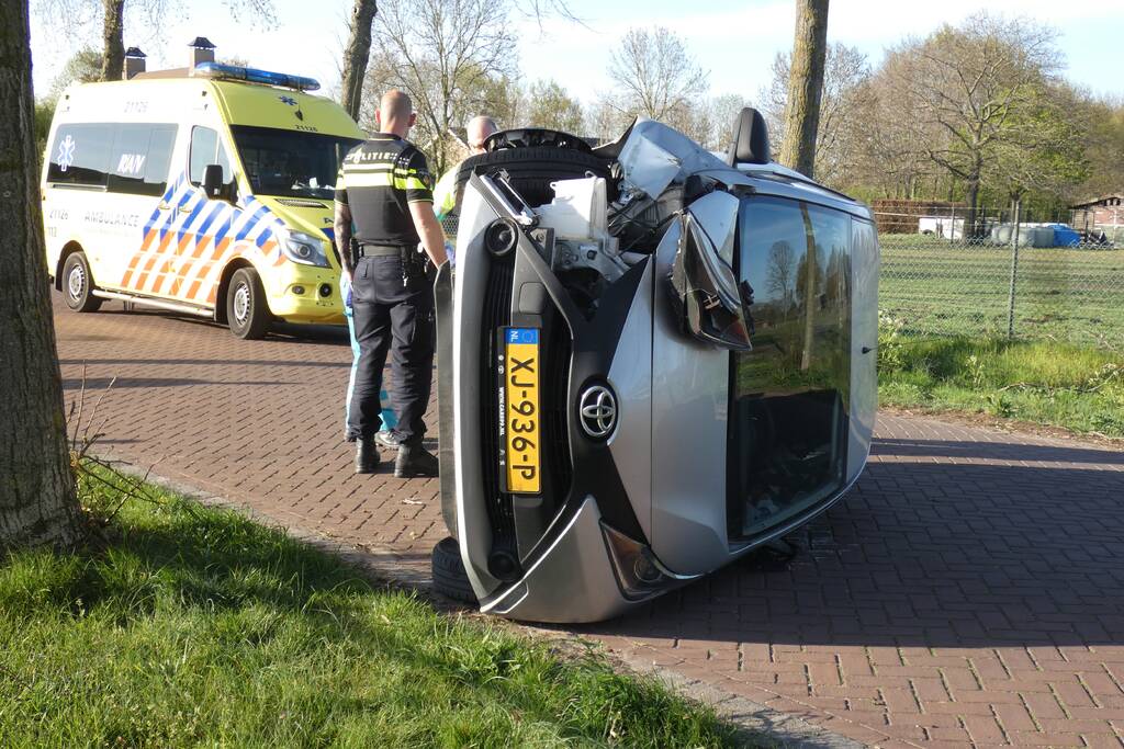 Automobilist belandt op zijkant