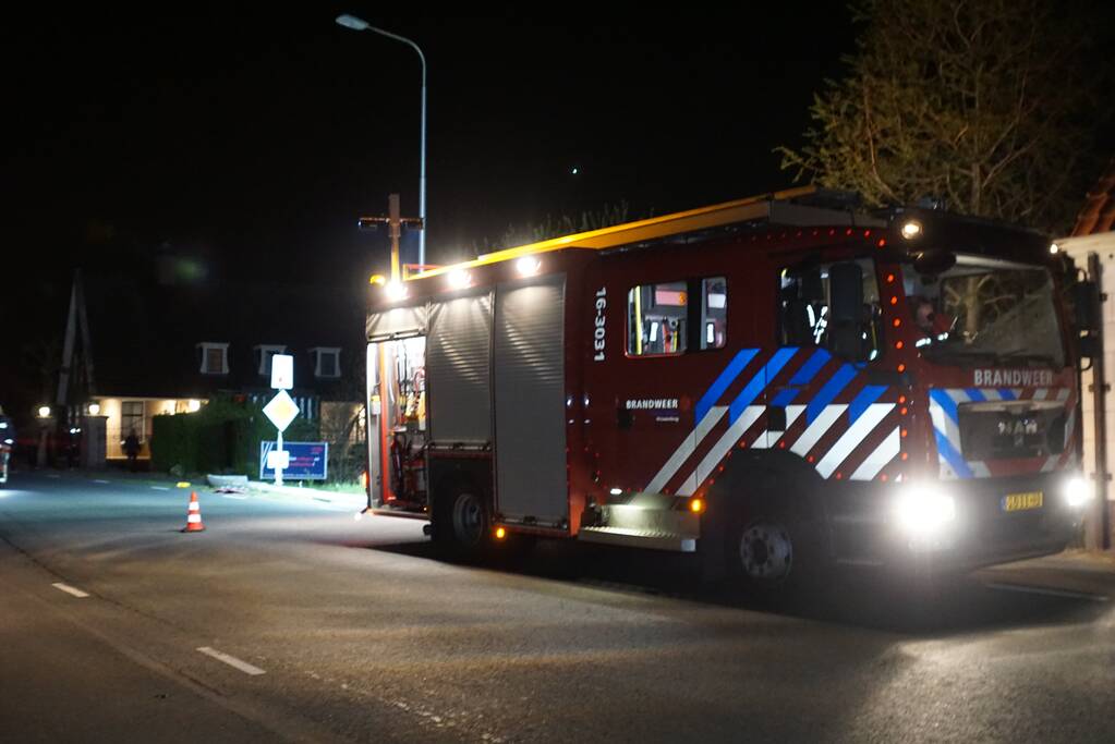Automobilist aangehouden na botsing tegen lantarenpaal