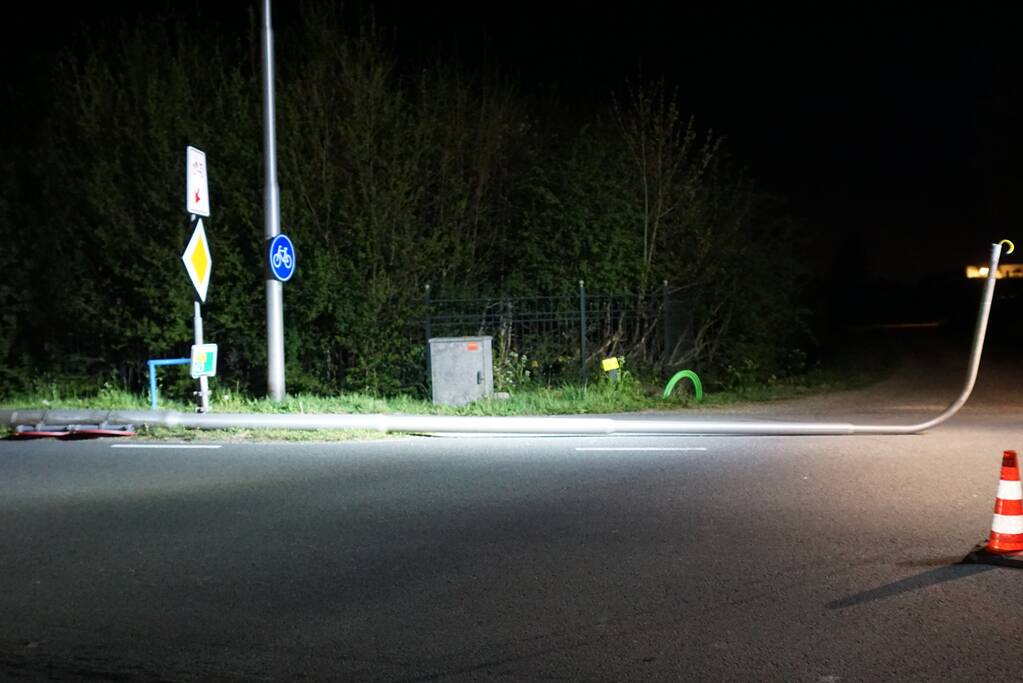 Automobilist aangehouden na botsing tegen lantarenpaal