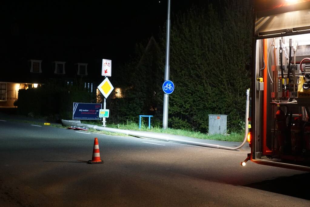 Automobilist aangehouden na botsing tegen lantarenpaal