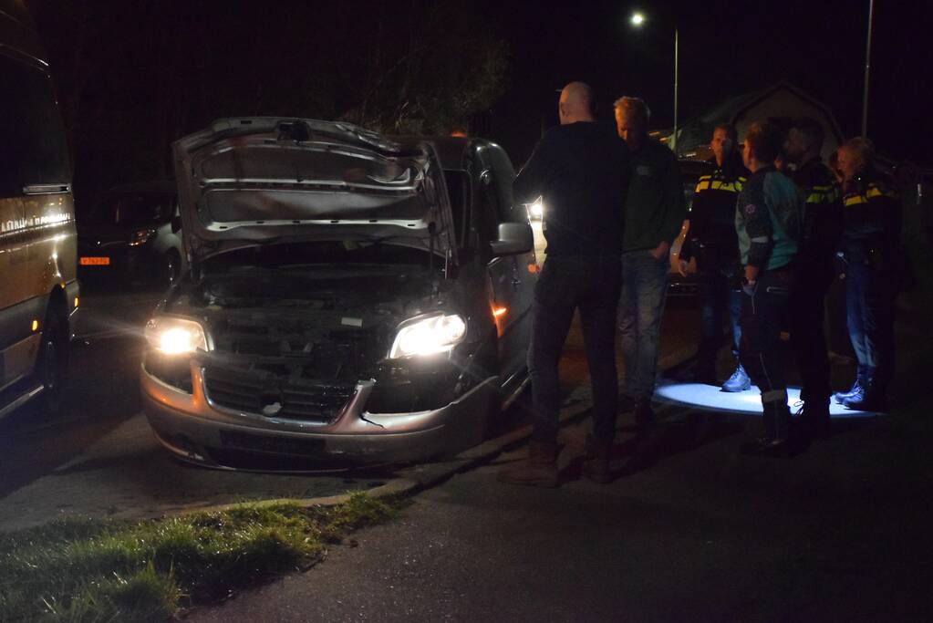 Automobilist aangehouden na botsing tegen lantarenpaal