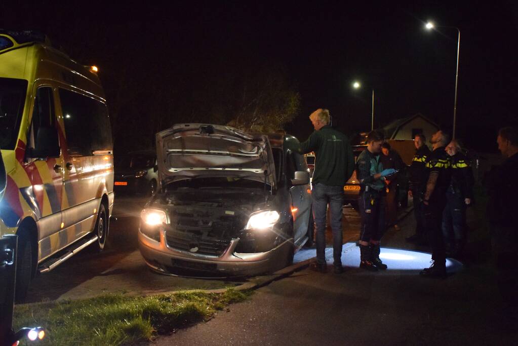 Automobilist aangehouden na botsing tegen lantarenpaal